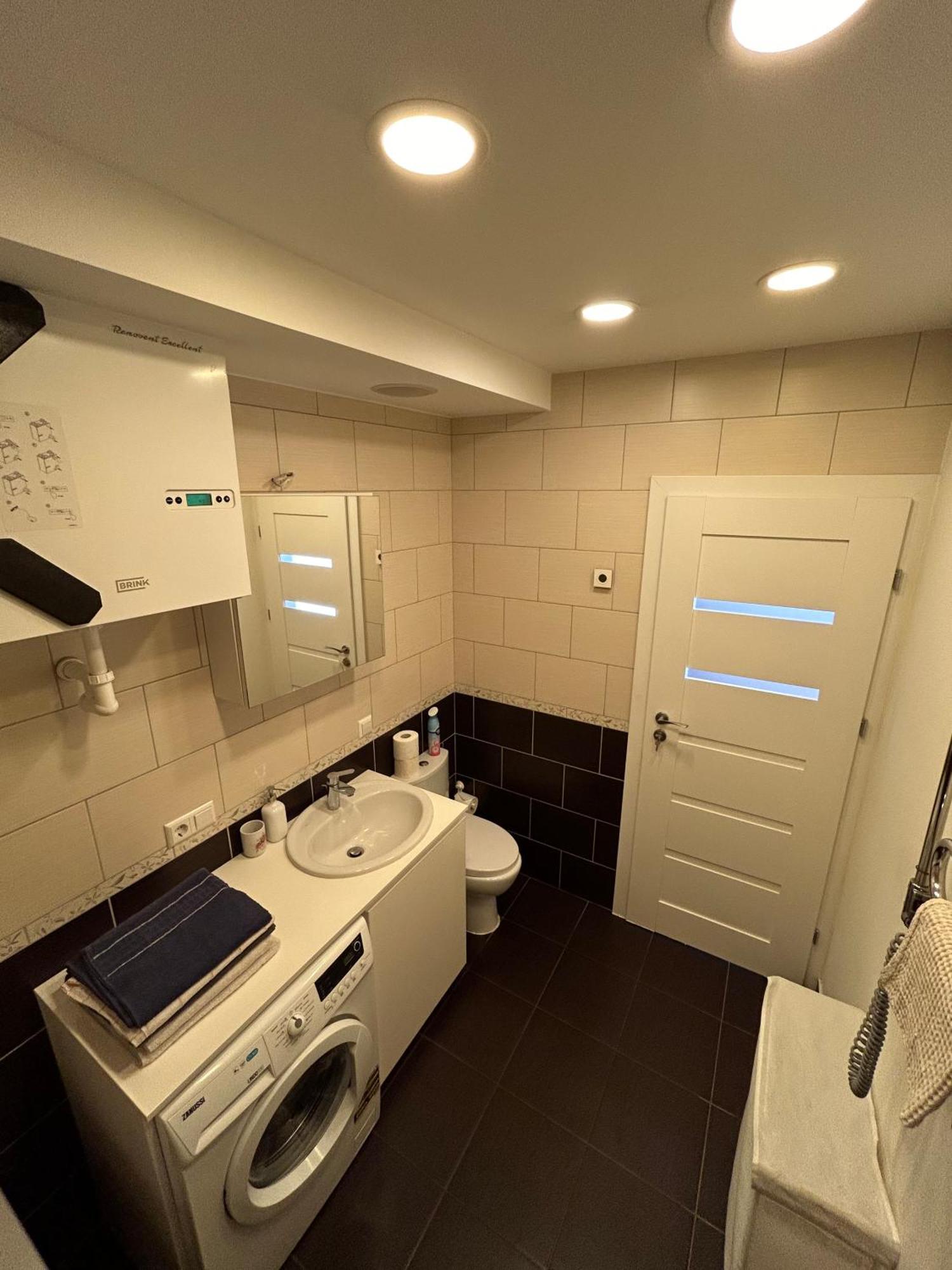 Your Home - Spacious Apartment In City Center, With Balcony & Self Check-In ヴィリニュス エクステリア 写真