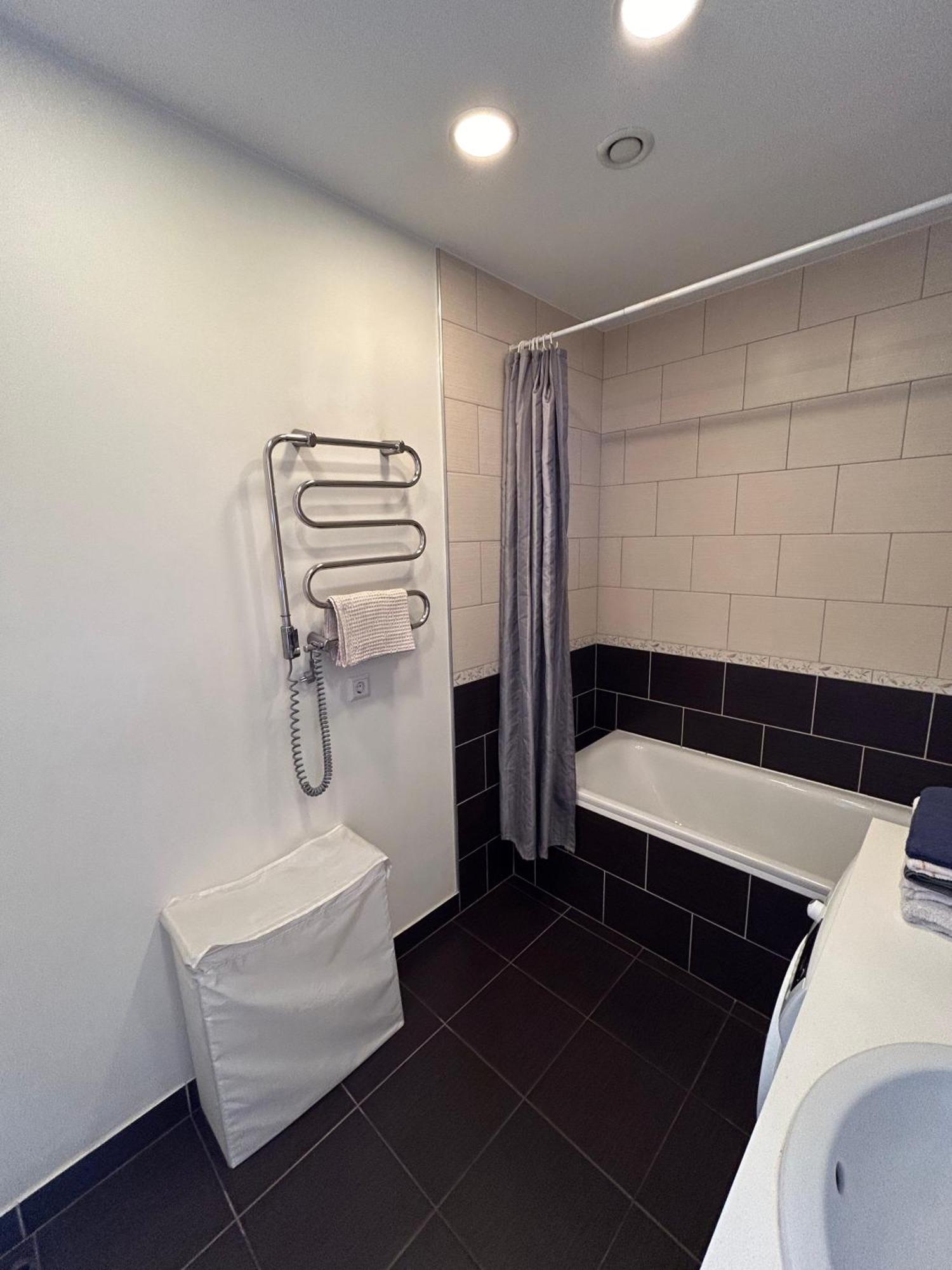 Your Home - Spacious Apartment In City Center, With Balcony & Self Check-In ヴィリニュス エクステリア 写真