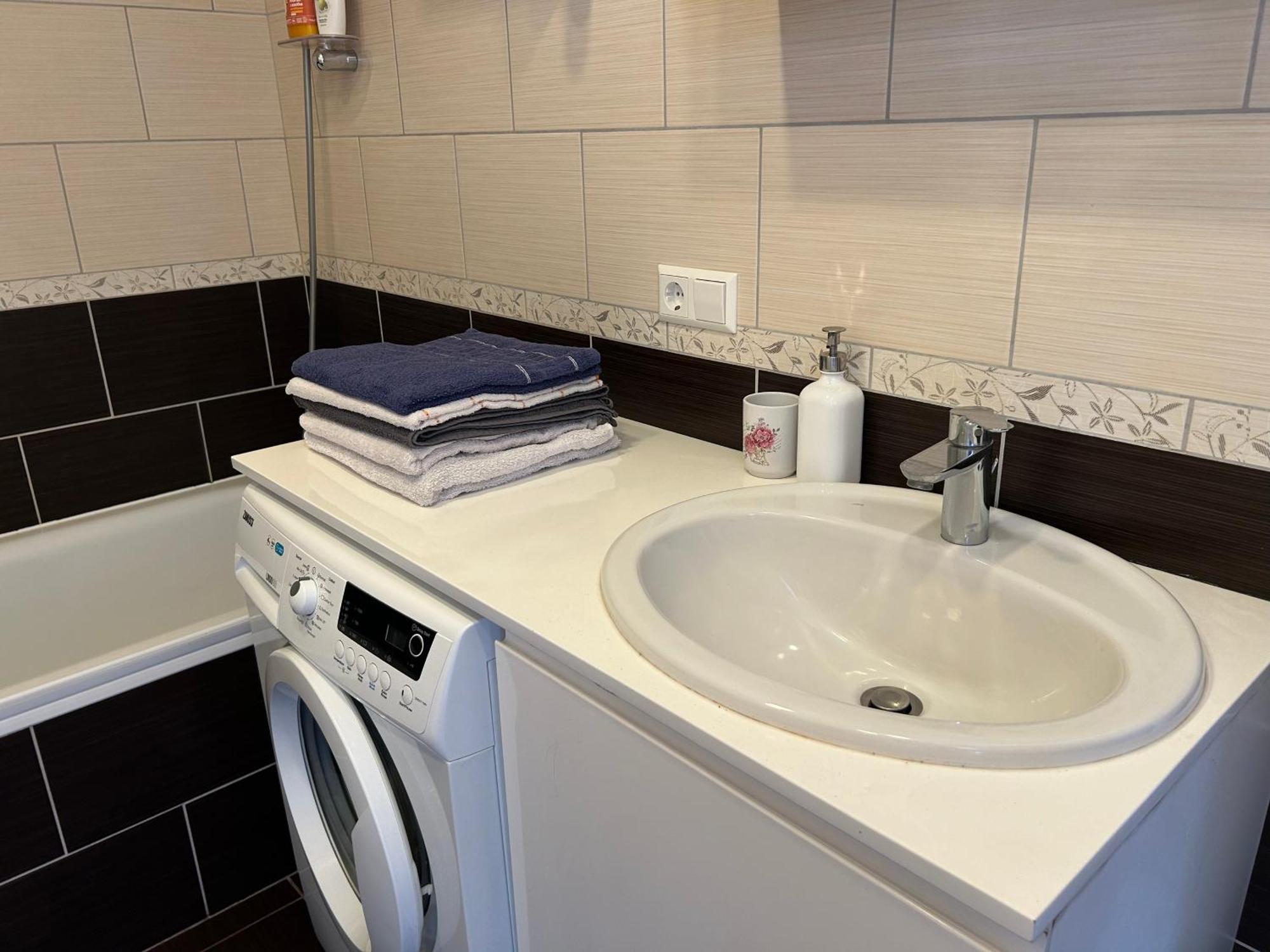 Your Home - Spacious Apartment In City Center, With Balcony & Self Check-In ヴィリニュス エクステリア 写真