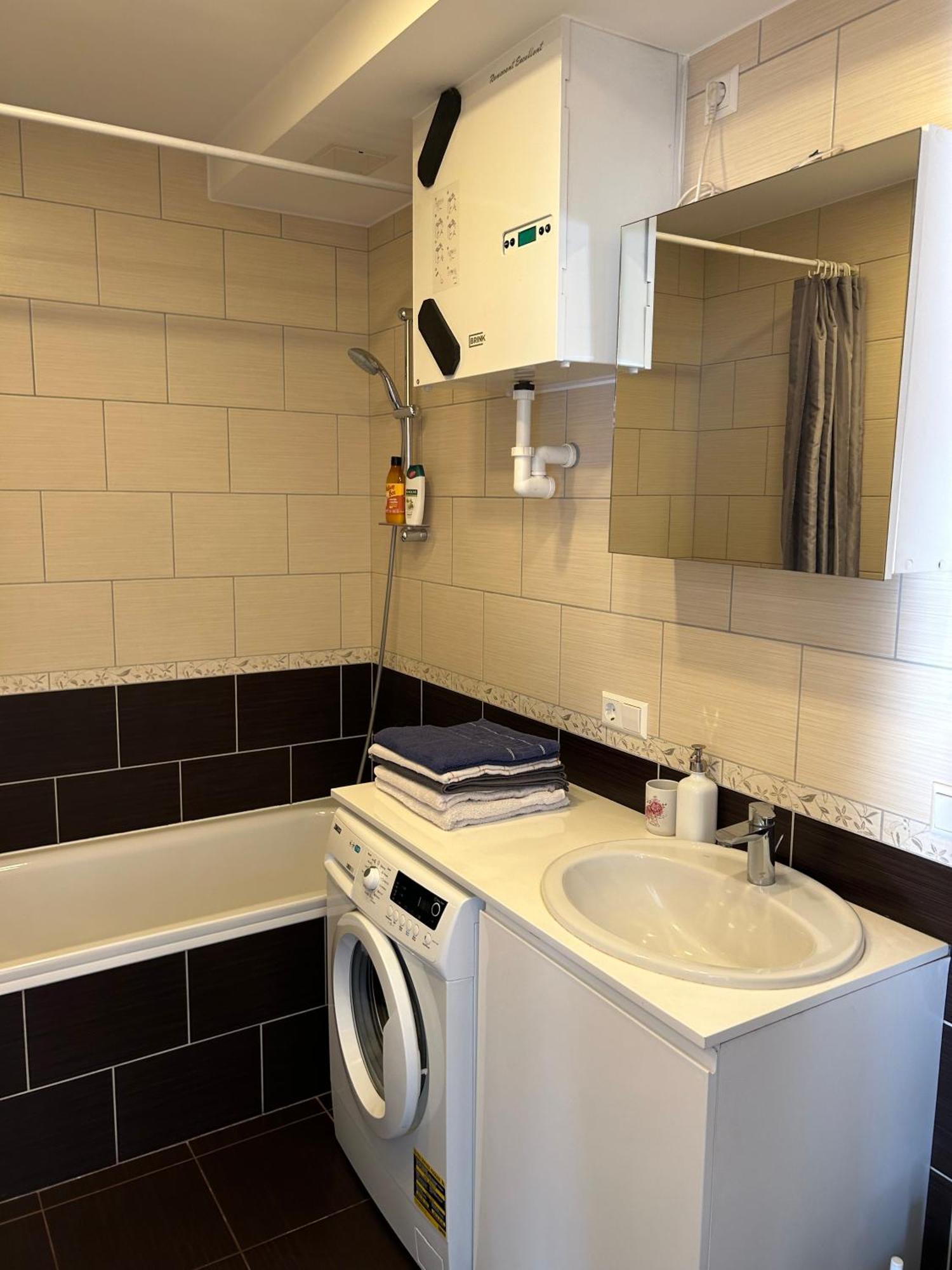 Your Home - Spacious Apartment In City Center, With Balcony & Self Check-In ヴィリニュス エクステリア 写真
