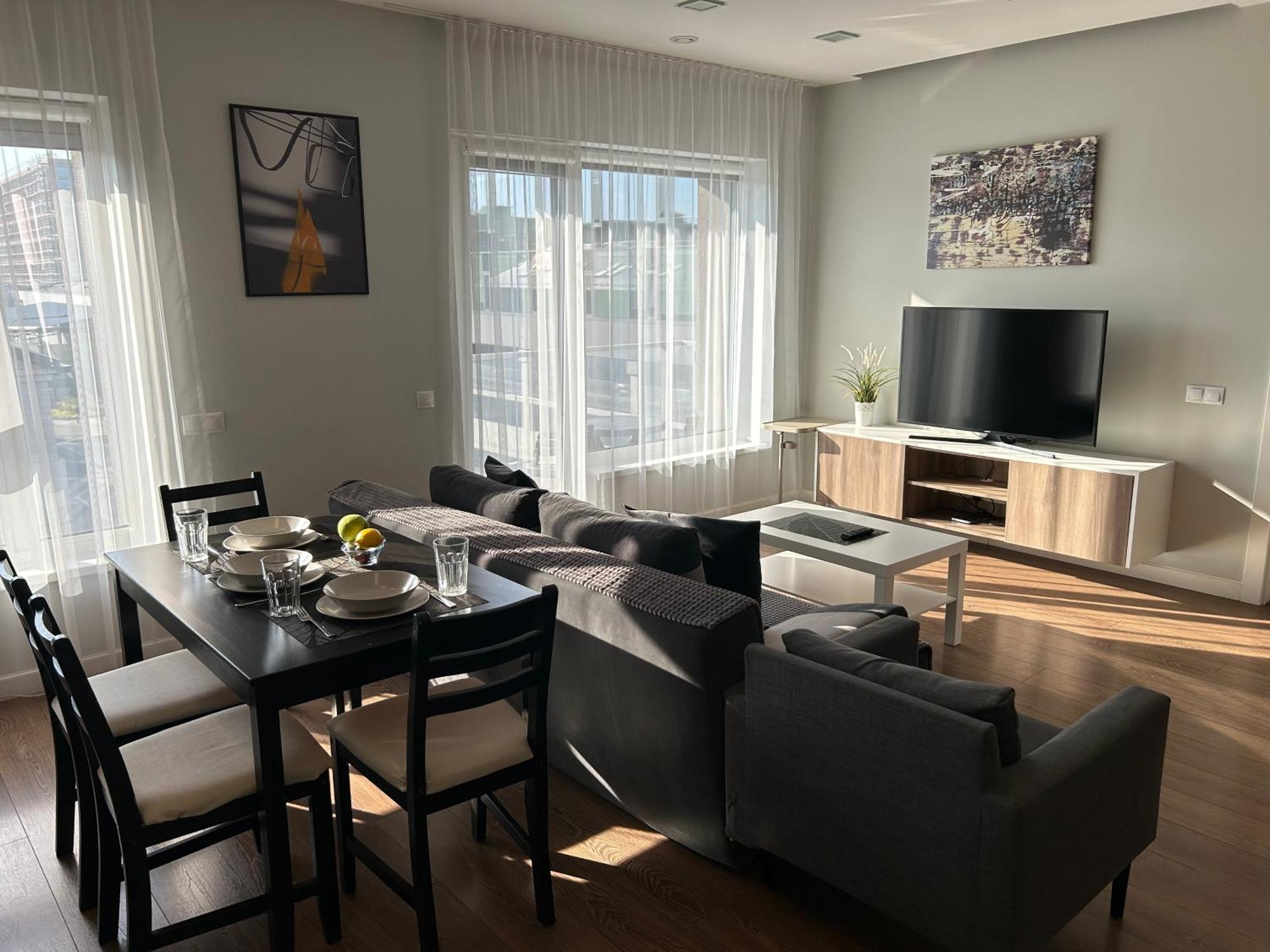Your Home - Spacious Apartment In City Center, With Balcony & Self Check-In ヴィリニュス エクステリア 写真