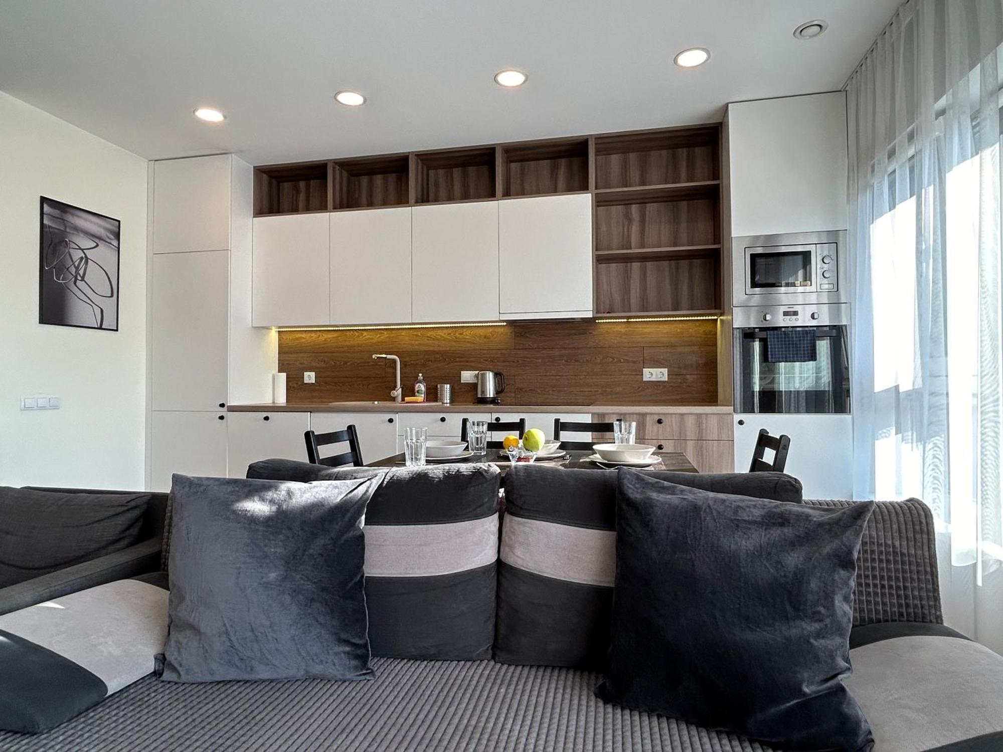 Your Home - Spacious Apartment In City Center, With Balcony & Self Check-In ヴィリニュス エクステリア 写真